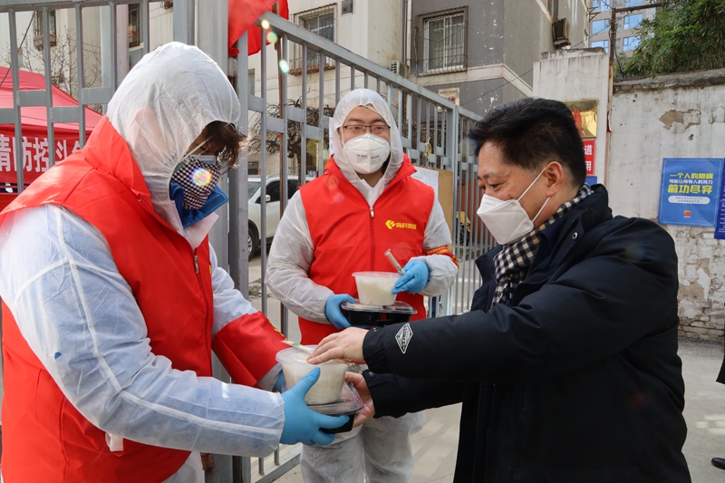 社區(qū)疫情防控要由“管住”向“管好”轉(zhuǎn)變 祝社寧看望慰問支援社區(qū)一線疫情防控突擊隊2_副本.jpg