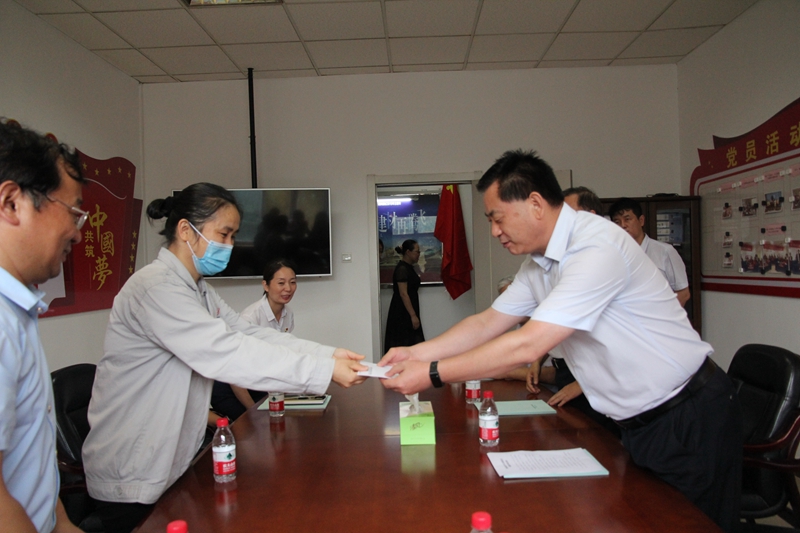 1597023428764988.jpg 2--賈長舜“七一”調研電氣公司 慰問困難黨員_副本.jpg