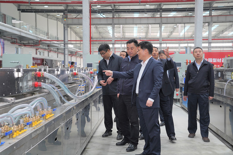 7-賈長舜杜萬坤出席高科建材入駐高科智慧園集團辦公新址揭牌儀式和高科建材新材料產(chǎn)業(yè)園型材基地試生產(chǎn)儀式 (2)_副本.jpg